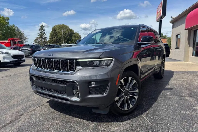 2023 Jeep Grand Cherokee Overland photo 1