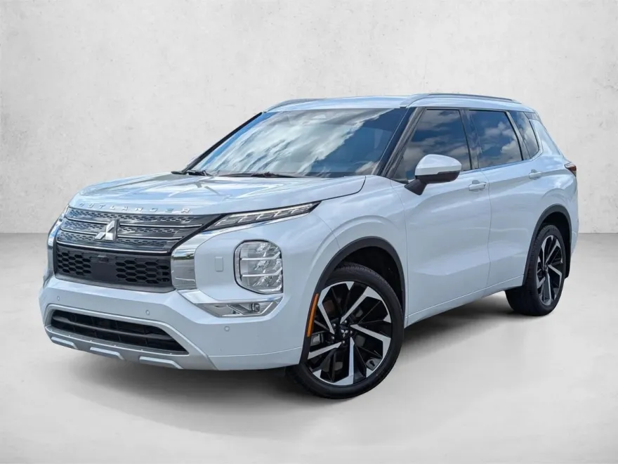 2023 Mitsubishi Outlander SEL photo 1