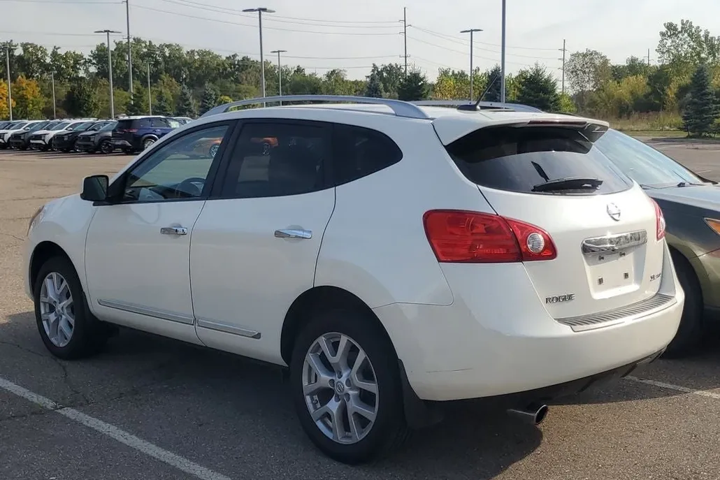 2011 Nissan Rogue SV photo 1