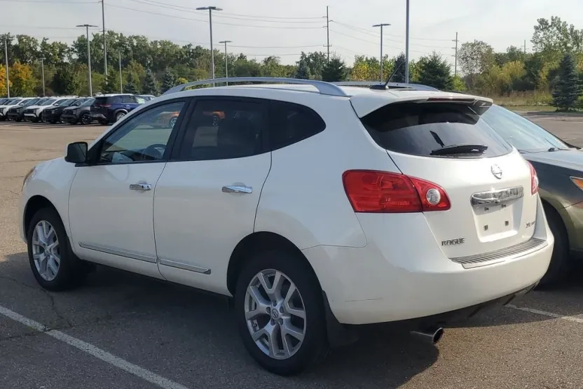 2011 Nissan Rogue SV photo 1