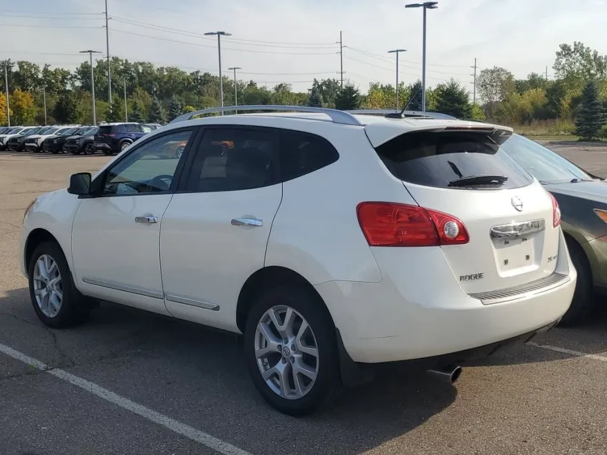 2011 Nissan Rogue SV photo 1
