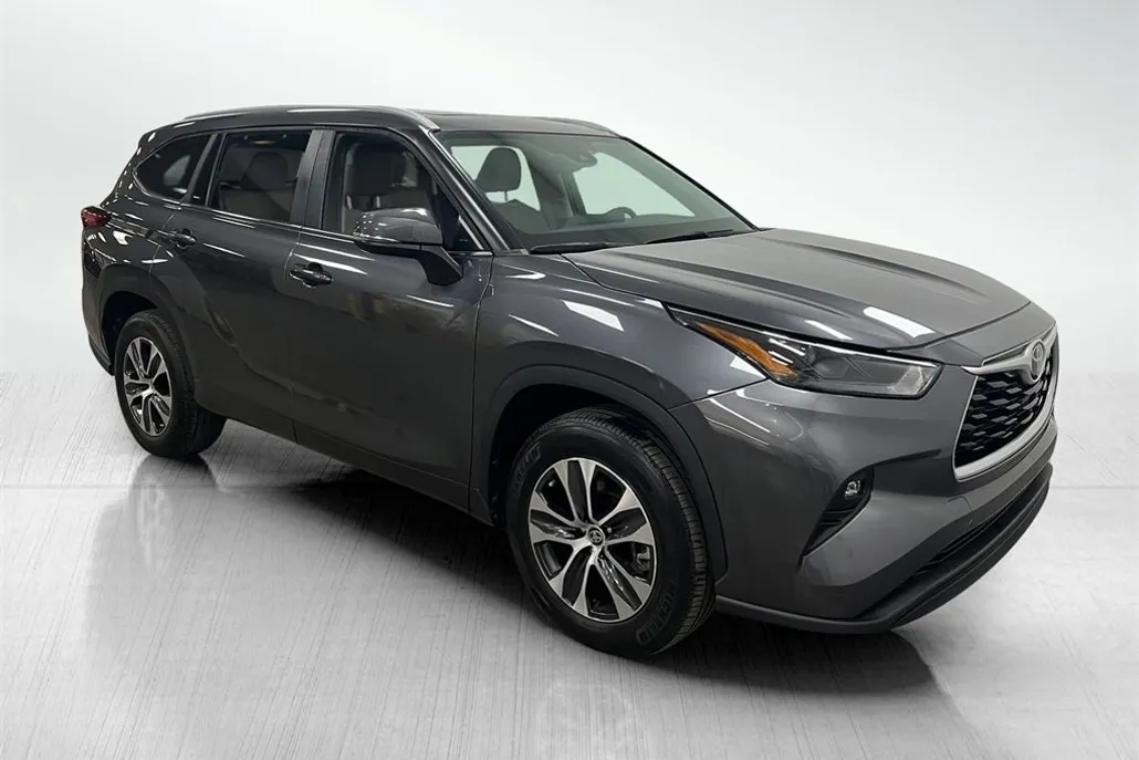 2023 Toyota Highlander XLE photo 1