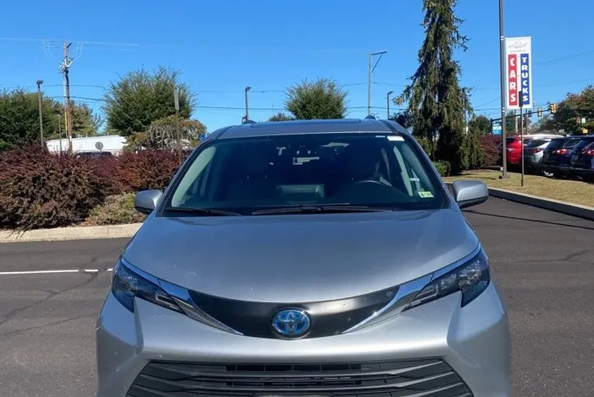 2024 Toyota Sienna XLE photo 1