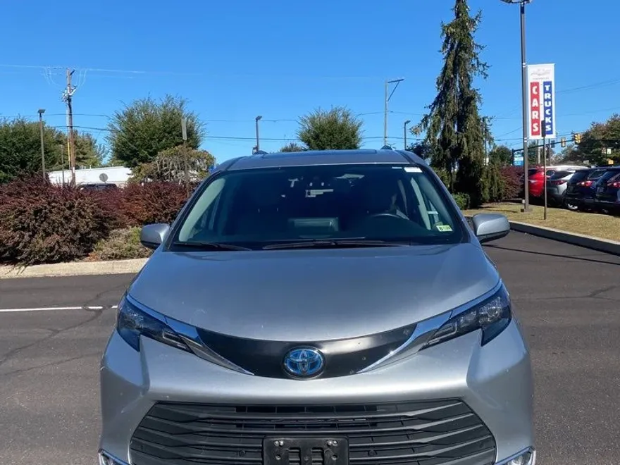 2024 Toyota Sienna XLE photo 1