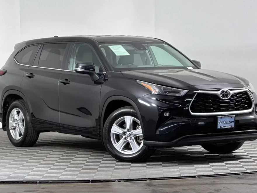 2024 Toyota Highlander LE photo 1