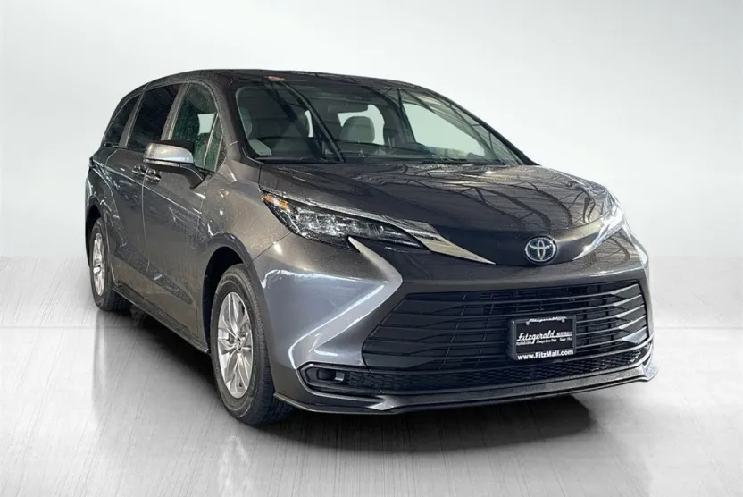 2025 Toyota Sienna LE photo 1