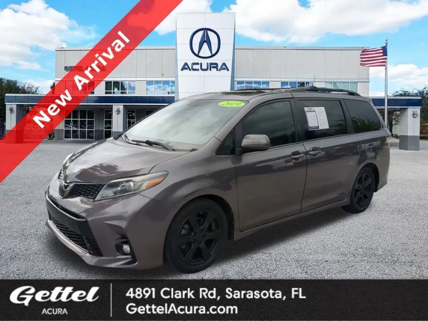 2019 Toyota Sienna SE photo 1