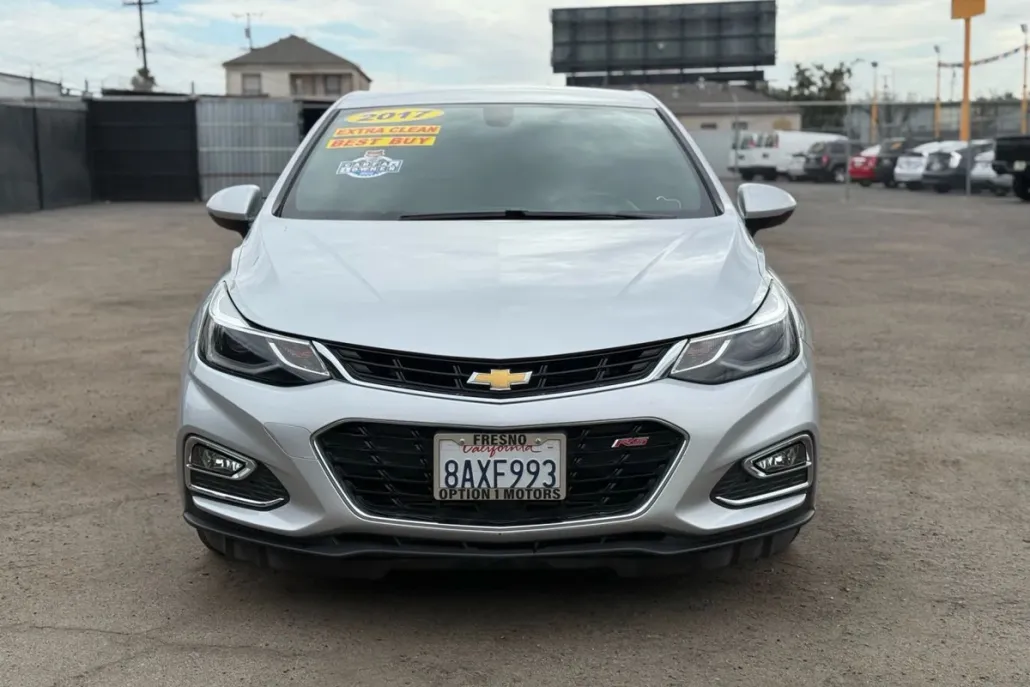 2017 Chevrolet Cruze LT photo 1