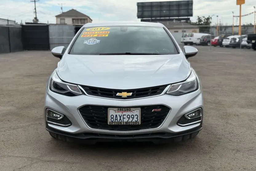 2017 Chevrolet Cruze LT photo 1