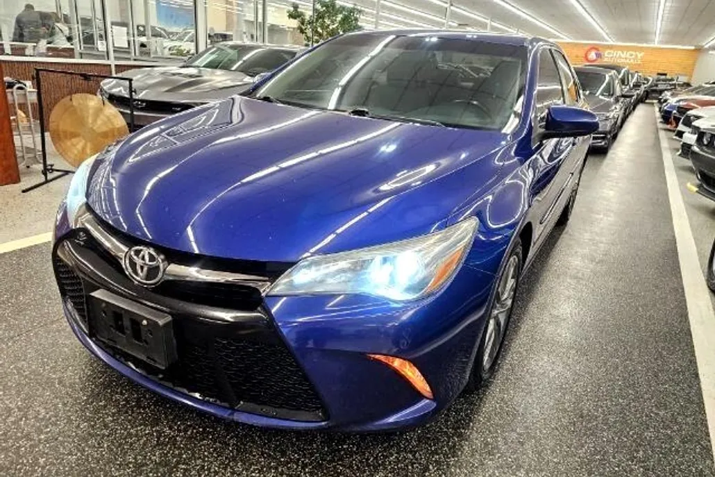 2015 Toyota Camry XLE photo 1