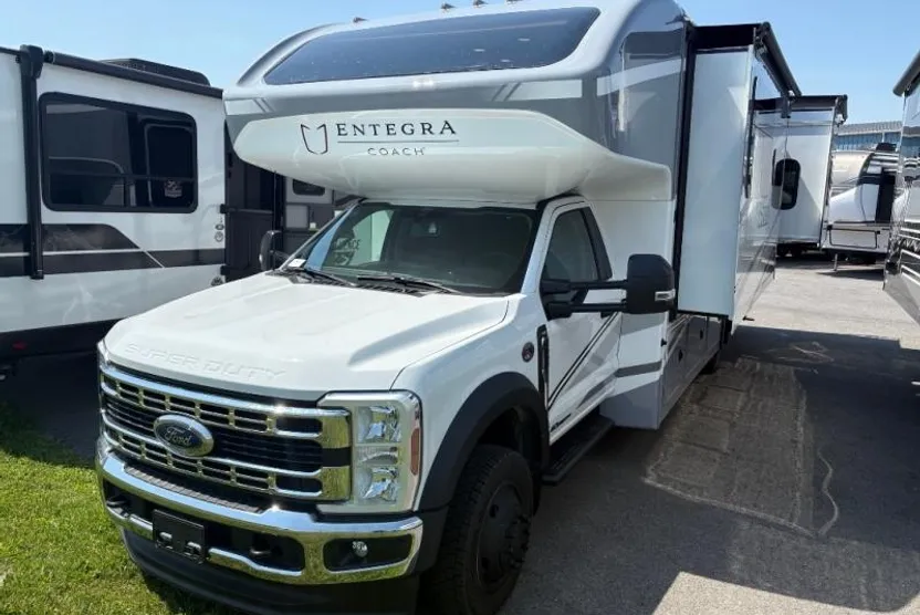 2025 Ford F-550 photo 1