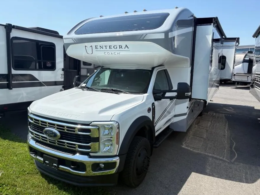 2025 Ford F-550 photo 1