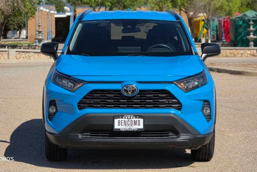2019 Toyota RAV4 LE photo 1