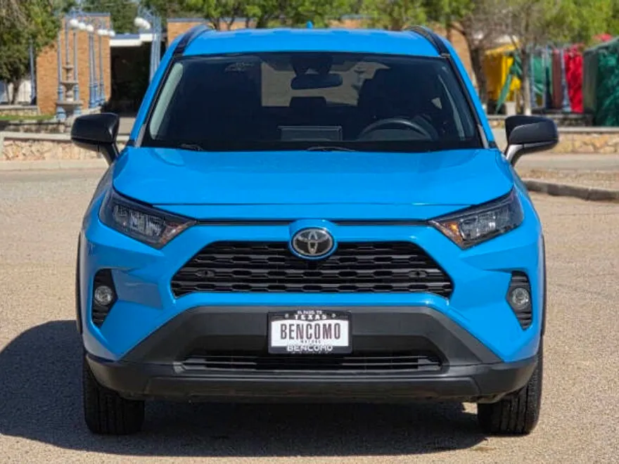 2019 Toyota RAV4 LE photo 1