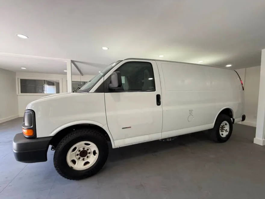 2017 Chevrolet Express 2500 Cargo Van photo 1