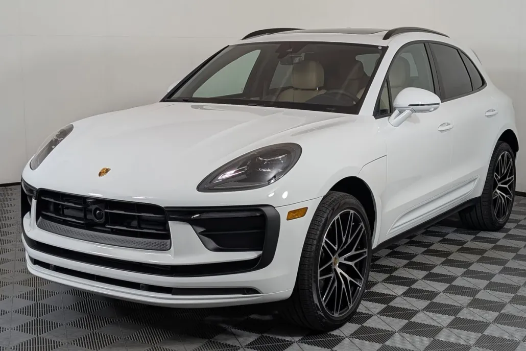 2025 Porsche Macan T photo 1