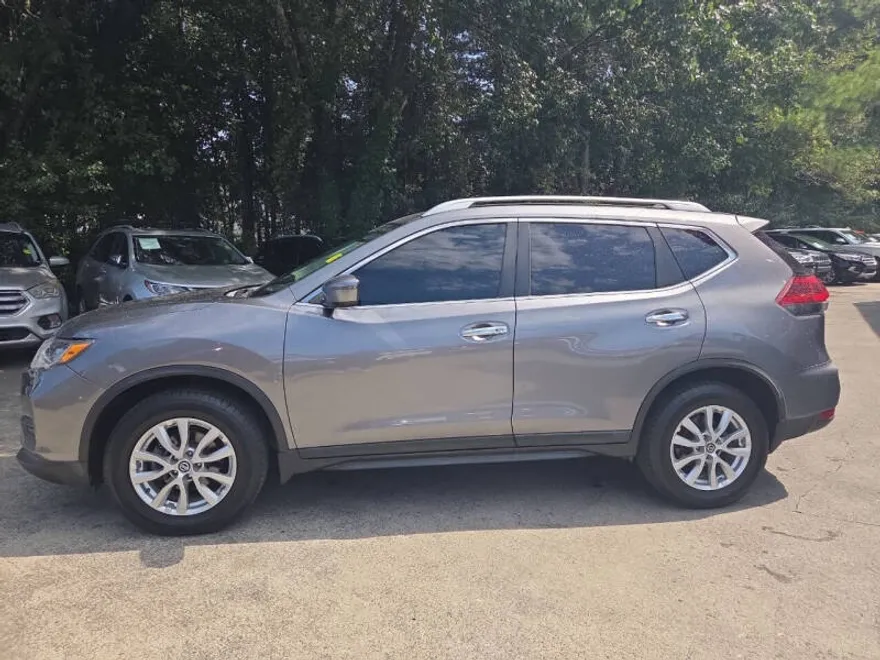 2018 Nissan Rogue SV photo 1