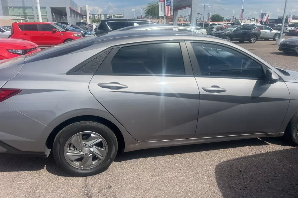 2024 Hyundai Elantra SE photo 1