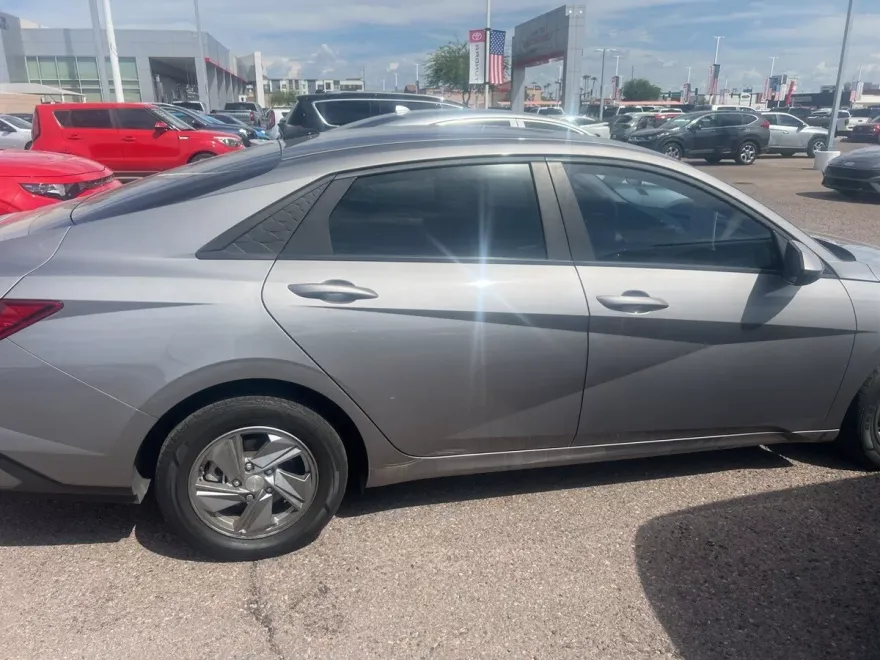 2024 Hyundai Elantra SE photo 1