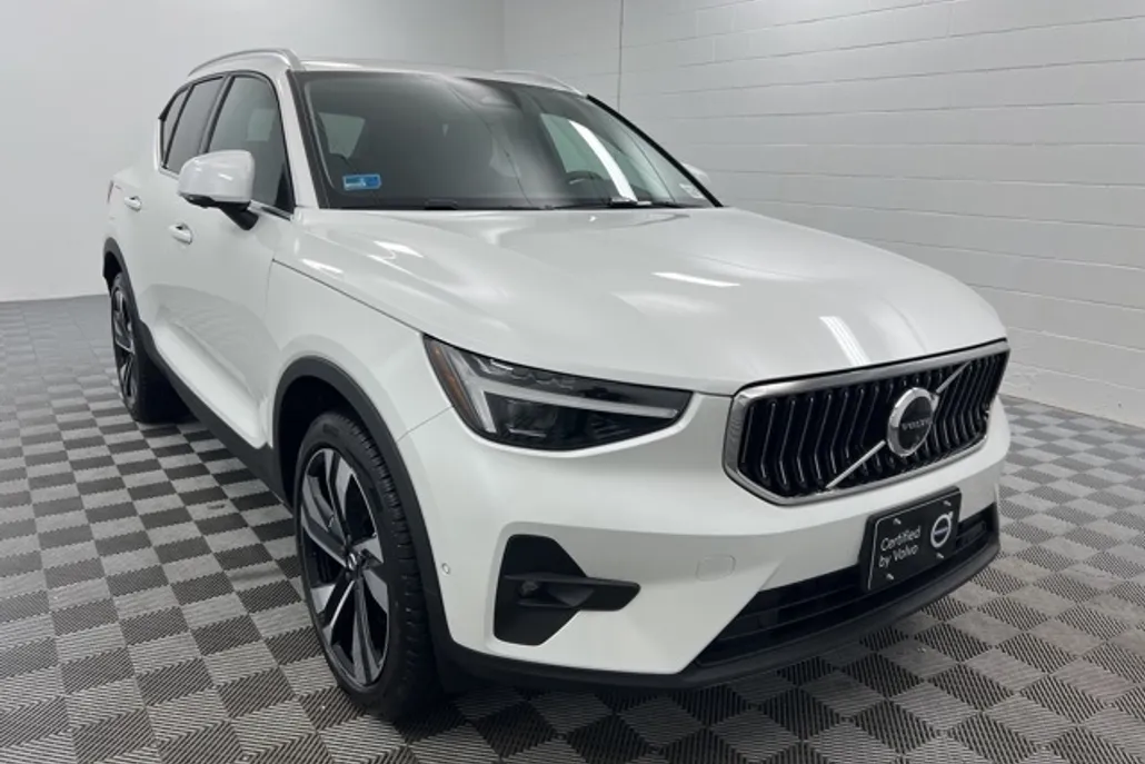 2025 Volvo XC40 Plus photo 1