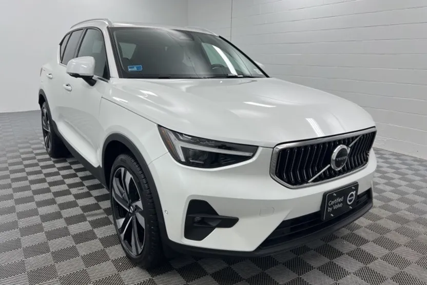 2025 Volvo XC40 Plus photo 1