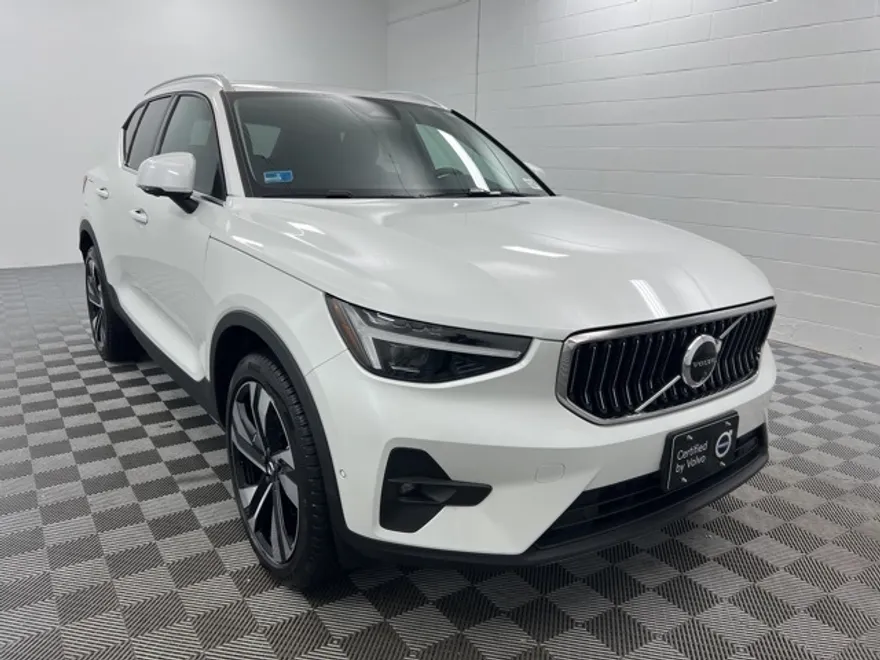 2025 Volvo XC40 Plus photo 1