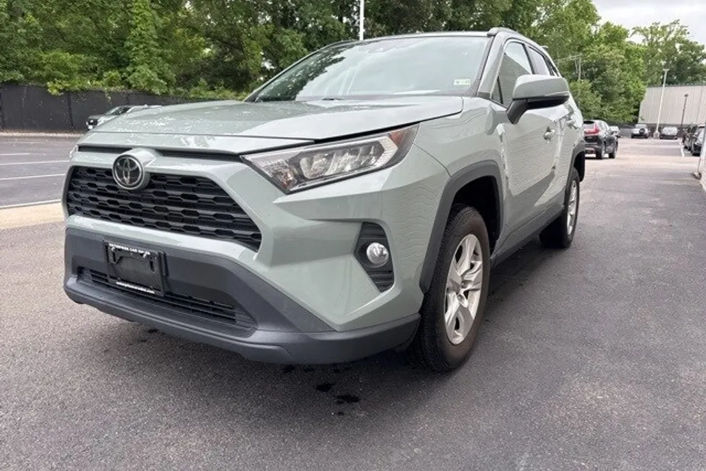 2021 Toyota RAV4 XLE photo 1