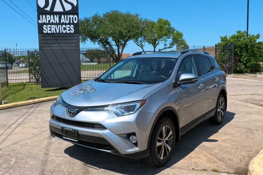 2017 Toyota RAV4 XLE photo 1