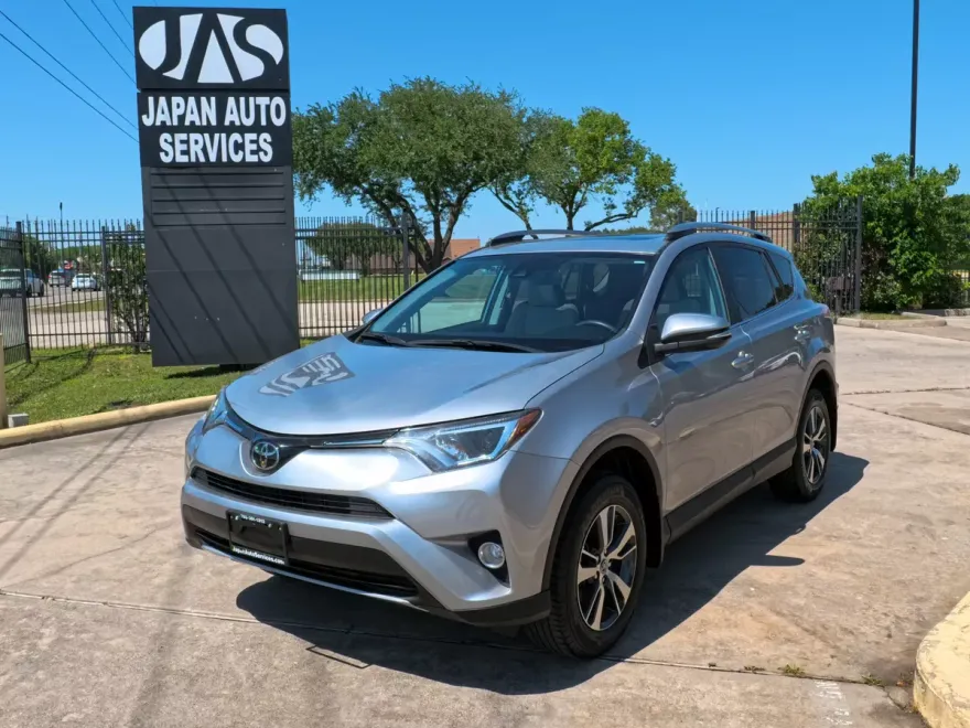 2017 Toyota RAV4 XLE photo 1