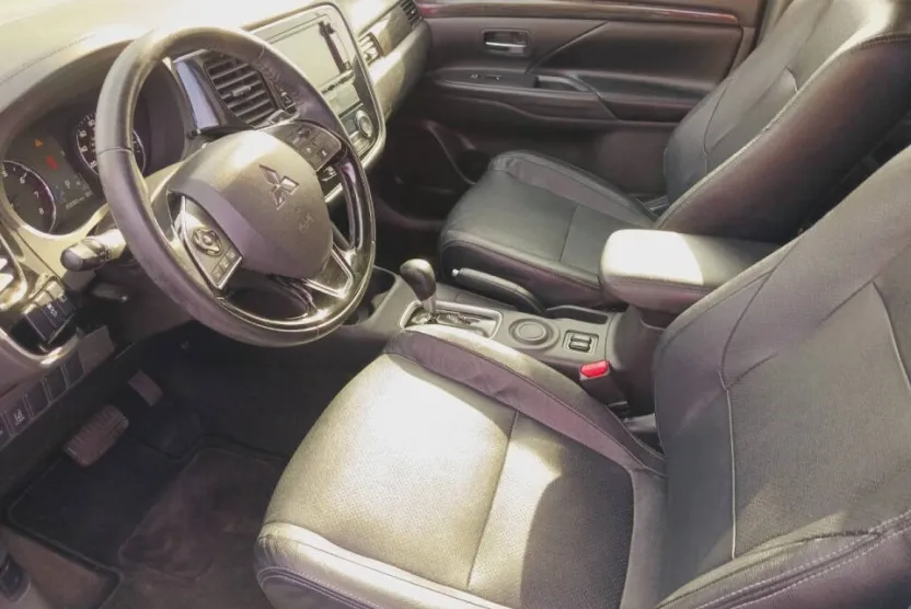 2016 Mitsubishi Outlander SEL photo 1