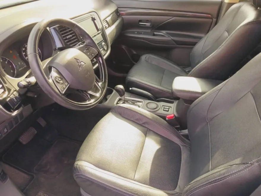 2016 Mitsubishi Outlander SEL photo 1