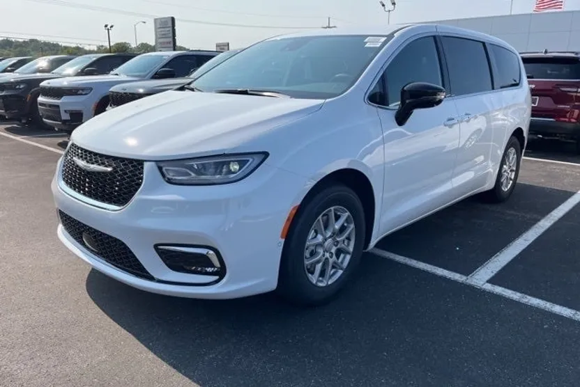 2025 Chrysler Pacifica photo 1