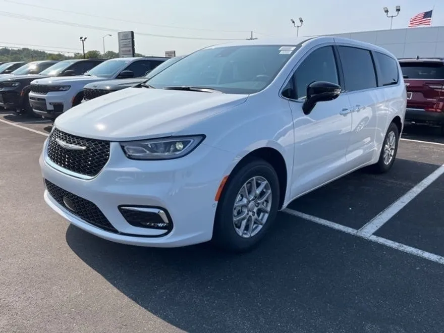 2025 Chrysler Pacifica photo 1