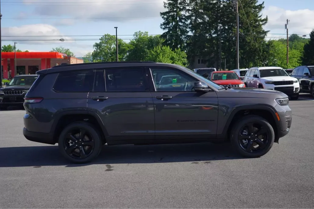 2025 Jeep Grand Cherokee Limited photo 1
