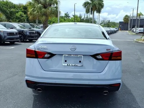 2025 Nissan Altima SR photo 4