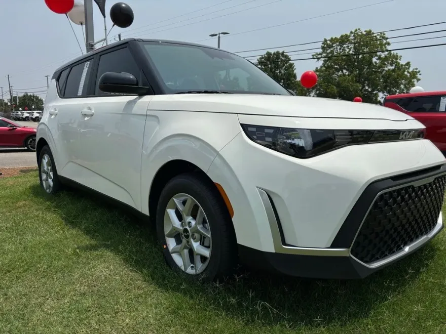 2025 Kia Soul S photo 1