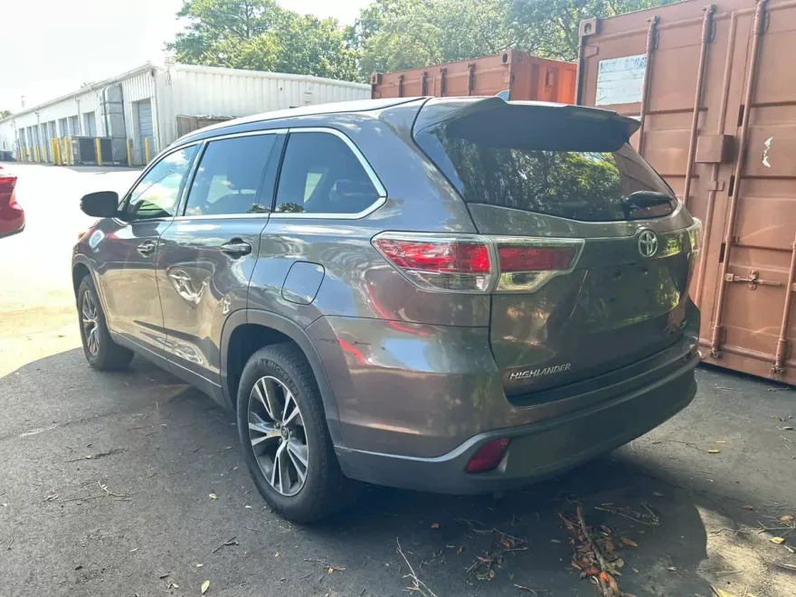 2016 Toyota RAV4 XLE photo 1