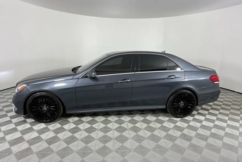 2016 Mercedes Benz E photo 1