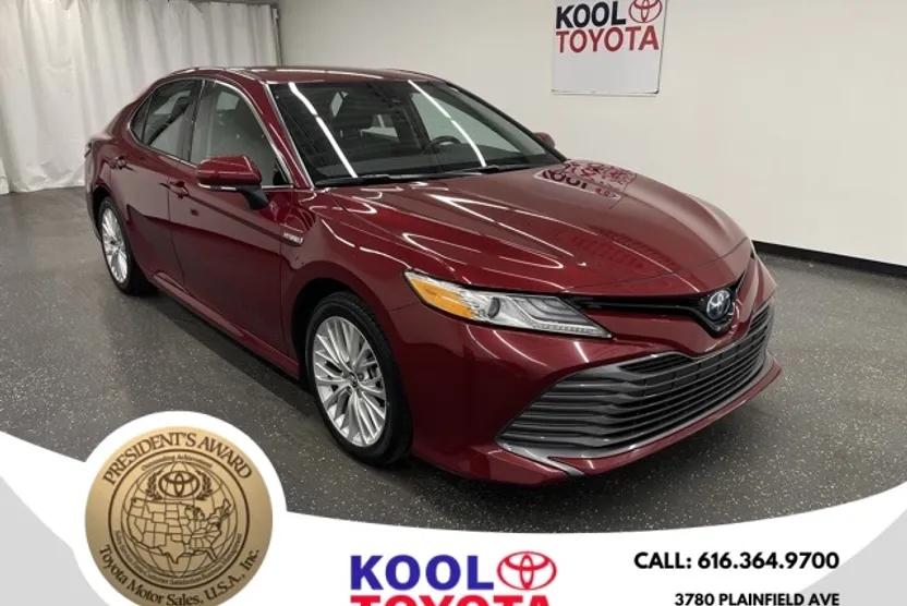 2020 Toyota Camry Hybrid XLE photo 1