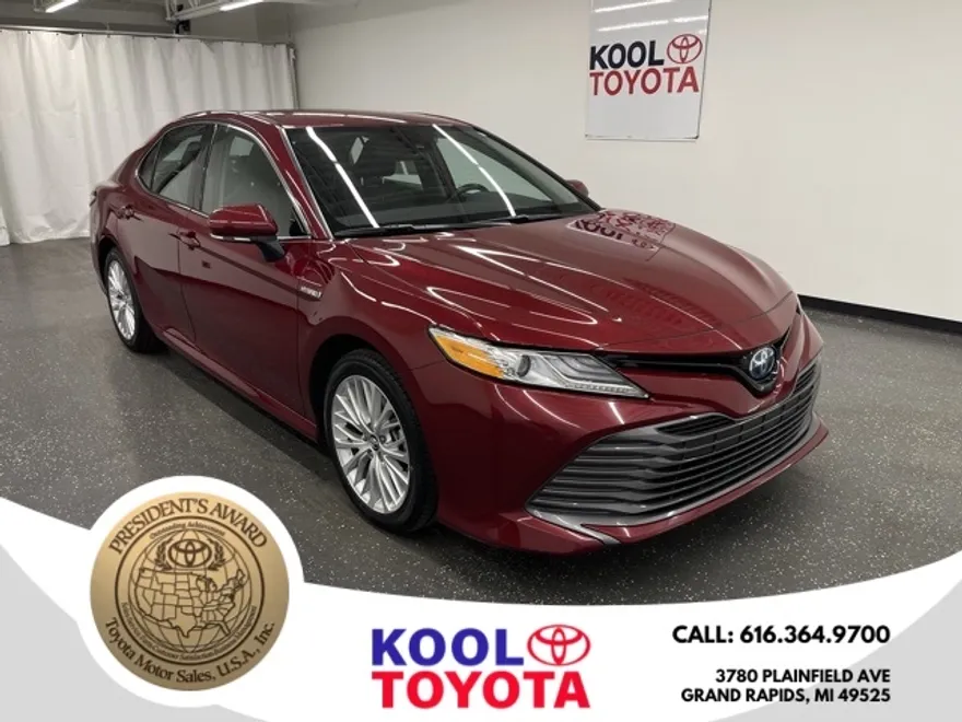 2020 Toyota Camry Hybrid XLE photo 1