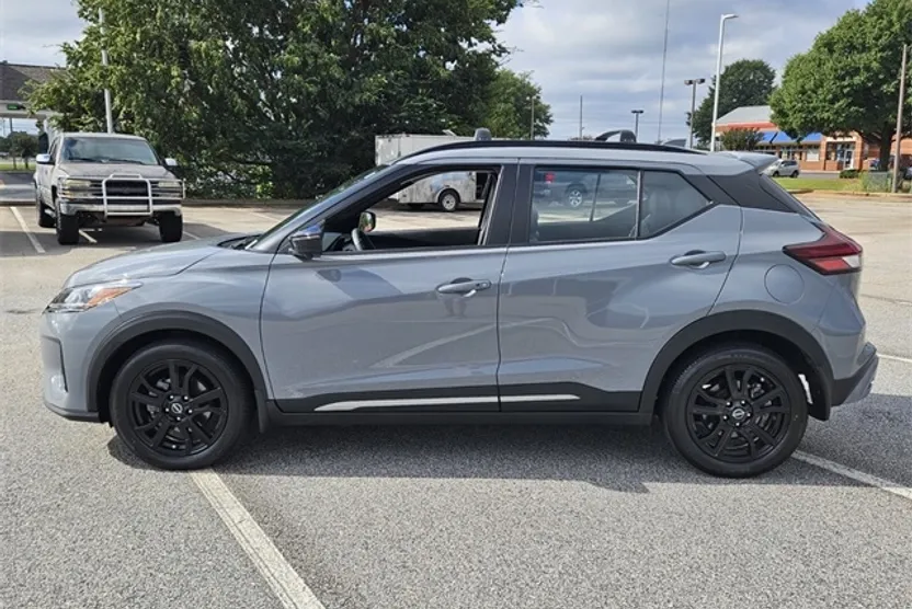 2024 Nissan Kicks SR photo 1