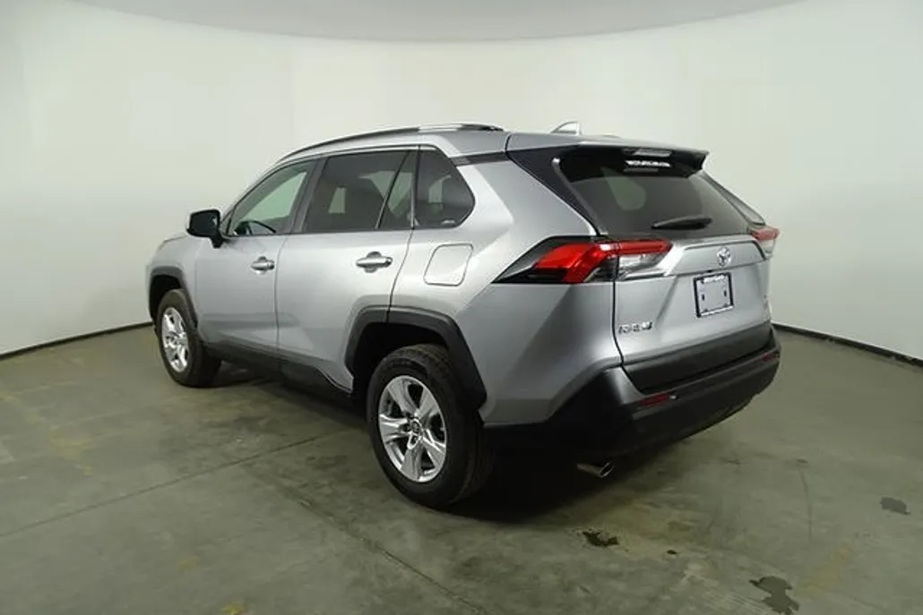 2021 Toyota RAV4 XLE photo 1