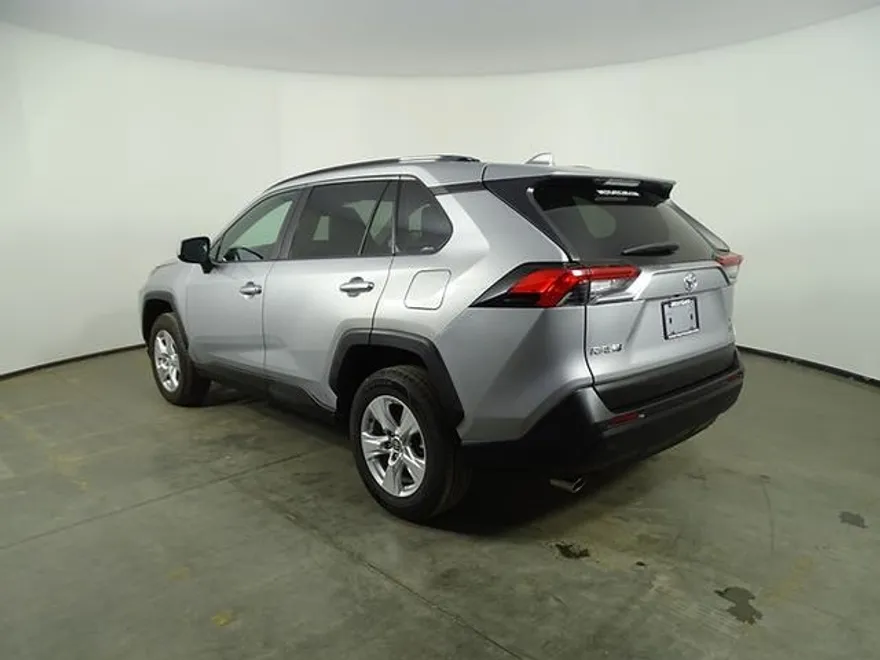 2021 Toyota RAV4 XLE photo 1