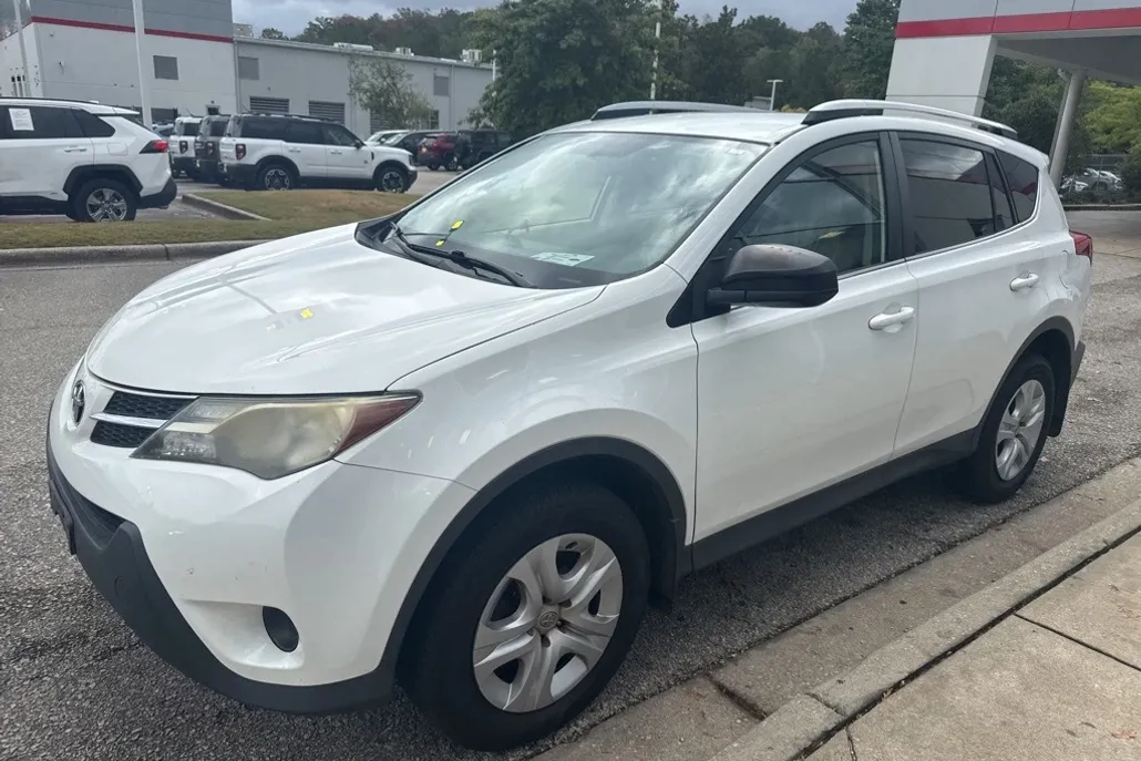 2013 Toyota RAV4 LE photo 1