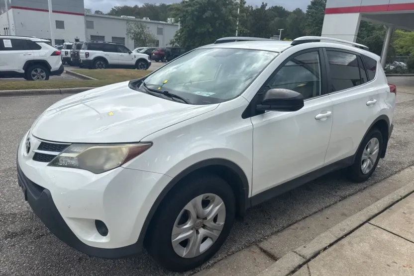 2013 Toyota RAV4 LE photo 1