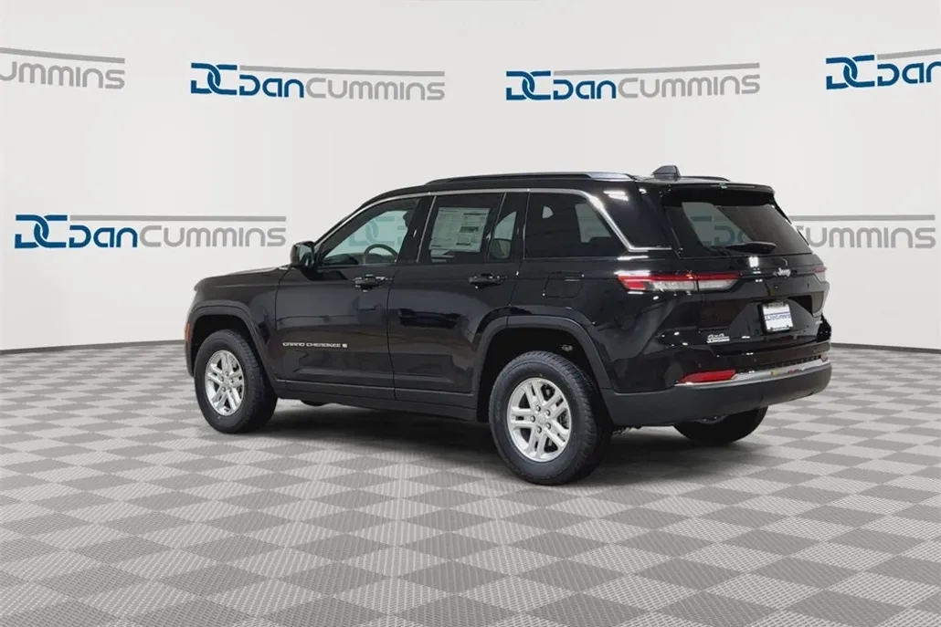 2025 Jeep Grand Cherokee Laredo photo 1