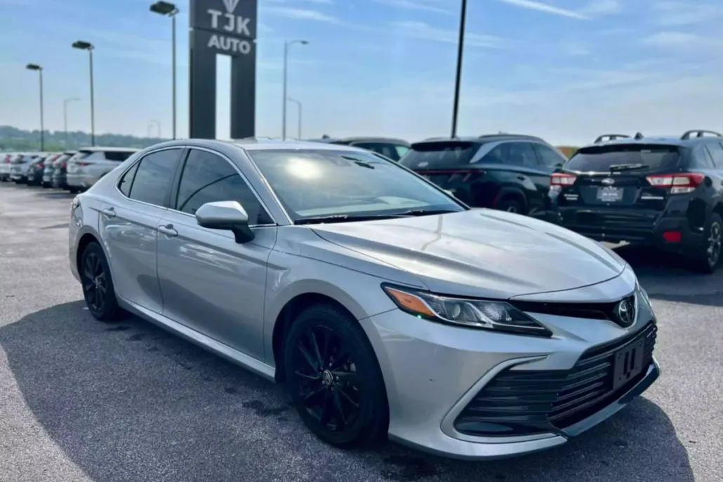 2021 Toyota Camry LE photo 1