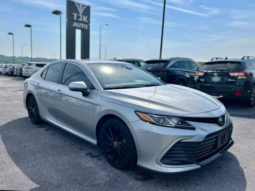 2021 Toyota Camry LE photo 1