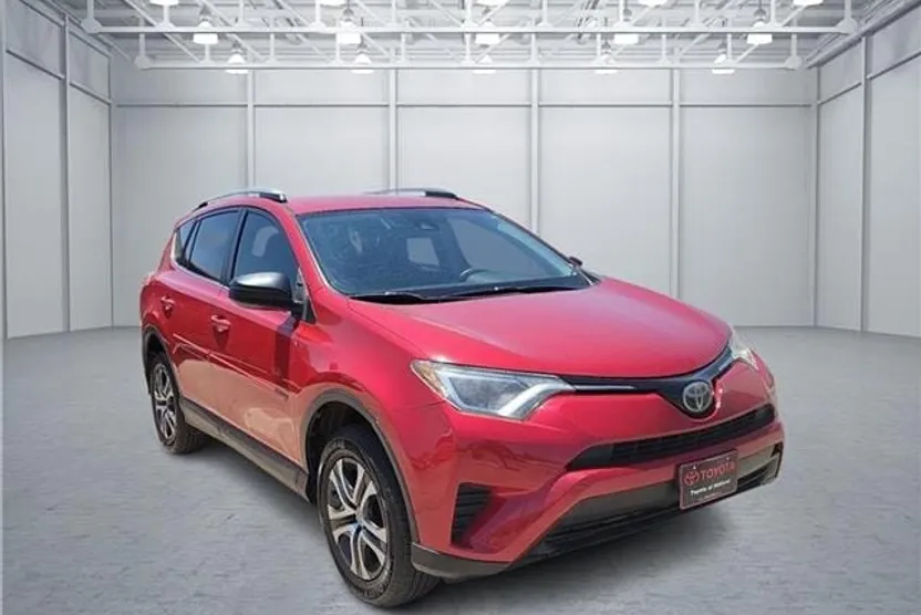 2017 Toyota RAV4 LE photo 1