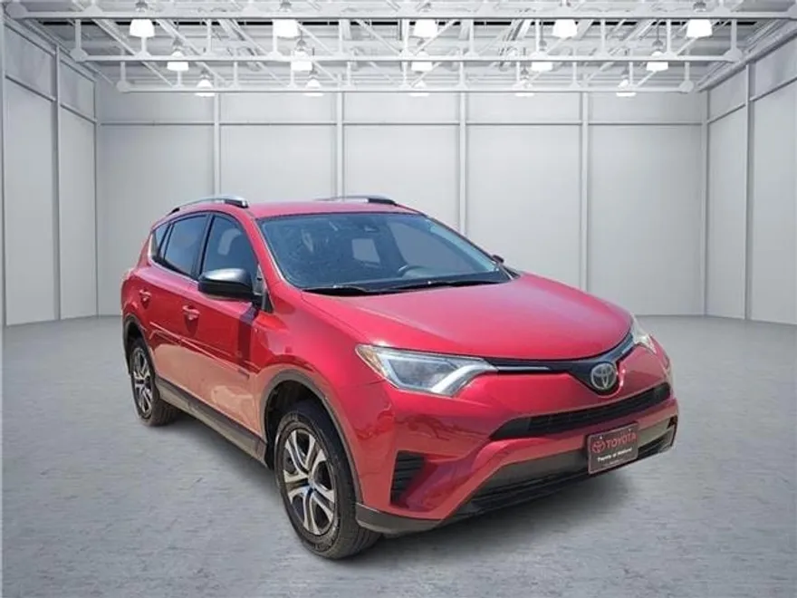 2017 Toyota RAV4 LE photo 1